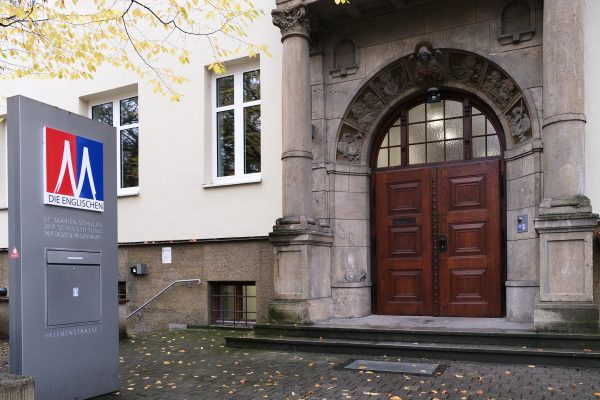 Eingangsportal der St.-Marien-Schulen in Regensburg - © DJDS Amberg