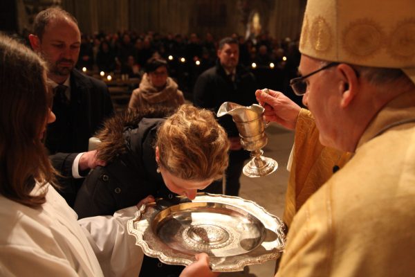 Frau Nicole Piehler aus Sulzbach-Rosenberg empfängt das Sakrament der Taufe. - © Prof. Dr. Veit Neumann