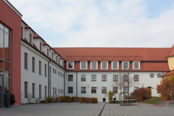 Das Schulgebäude mit der Schulkirche von der inwendigen Seite aus gesehen - © Mädchenrealschule St. Josef Schwandorf