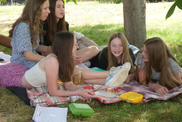 Schülerinnen im Pausenhof - © Mädchenrealschule St. Josef Schwandorf