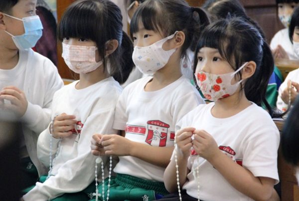 Während der Corona-Pandemie: Kinder in Macau/China beteten den Rosenkranz (Archivbild von 2022). © Diözese Macau