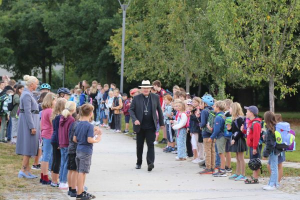 Zur Begrüßung standen die Kinder vor der Schule Spalier. © Prof. Dr. Veit Neumann