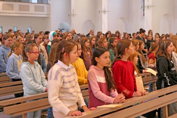 Vor der Segnung der neuen Schulräume feierten Schülerinnen und Lehrkräfte mit Bischof Rudolf gemeinsam die Messe.